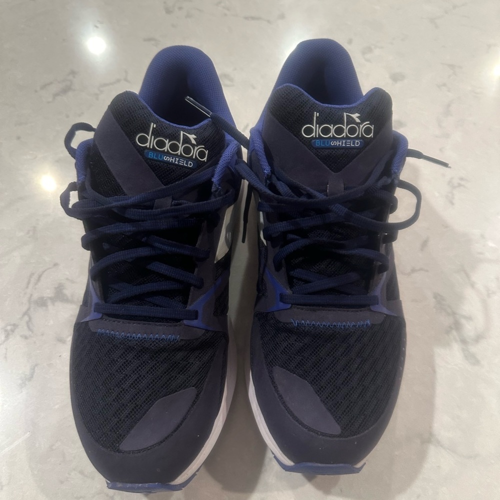 Men’s Diadora Blushield Mythos 8 Vortice size 10.5.  Only worn 3 times.